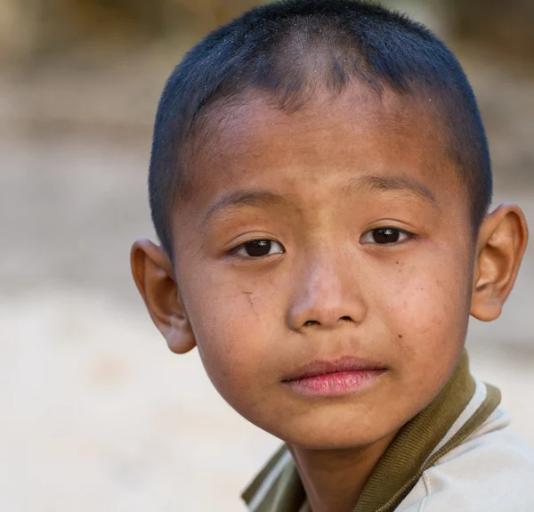 Portret van de vrolijke jongen — Stockfoto