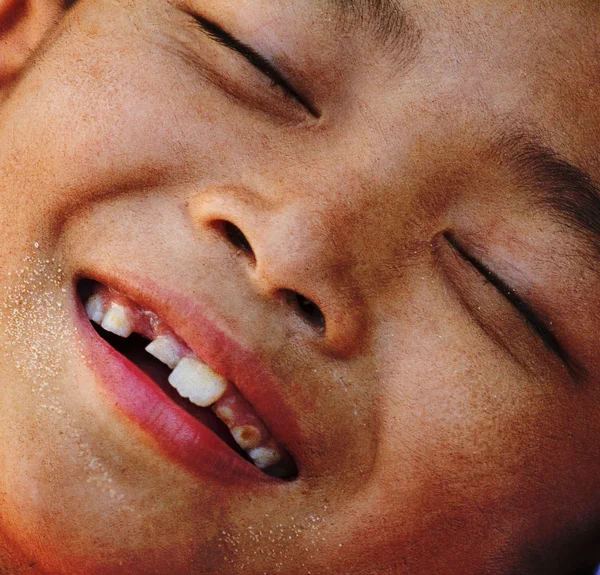 Portret van de vrolijke jongen — Stockfoto