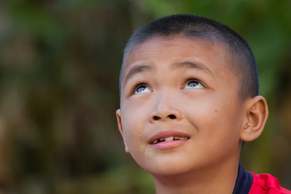 Porträt des fröhlichen Jungen — Stockfoto