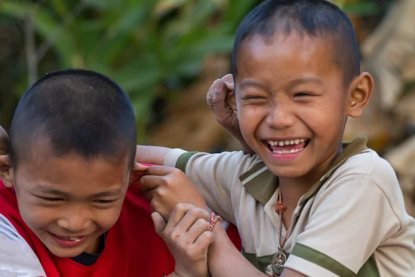 Deux petits amis se serrant dans leurs bras — Photo