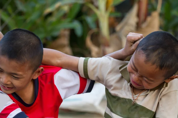 Deux petits amis se serrant dans leurs bras — Photo