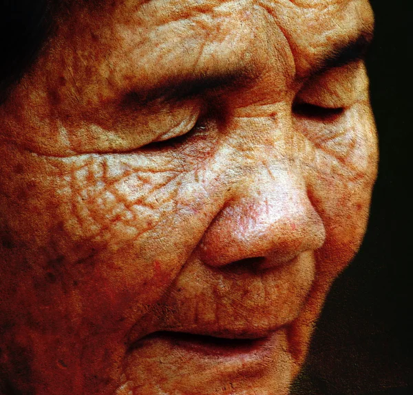 Old woman closes one's eyes — Stock Photo, Image