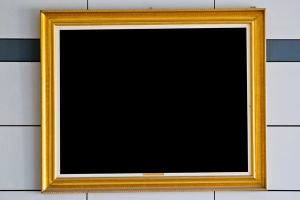 Gouden afbeeldingsframe. geïsoleerd over muur achtergrond — Stockfoto