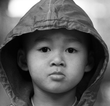 bir soğuk kış gününde Asya çocuk