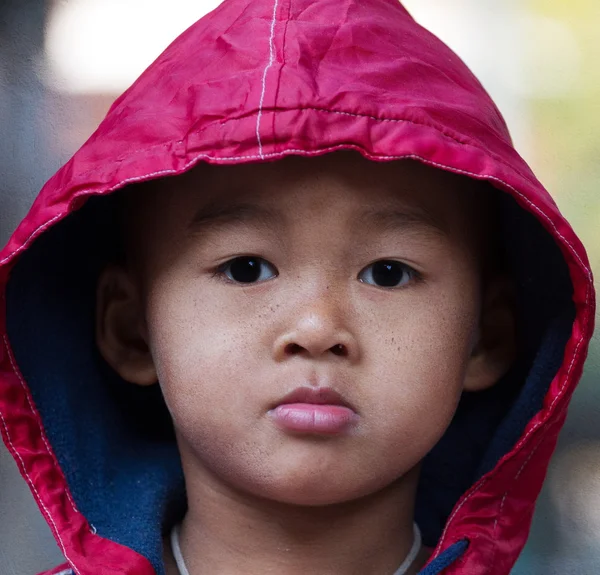 Aziatisch jongen op een koude winterdag — Stockfoto