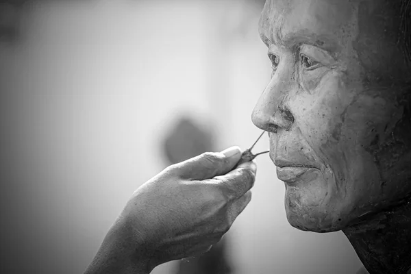 Sculpture Tool. artisan creates the head of a Buddhist mon — Stock Photo, Image