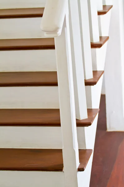 Интерьер лестницы дома — стоковое фото