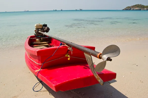 Łódka na plaży — Zdjęcie stockowe