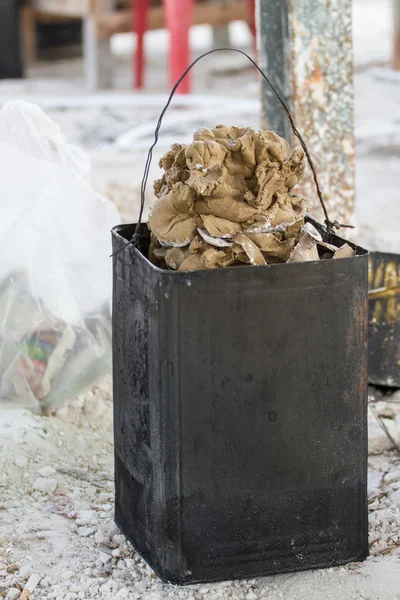 Stare wiaderko rdzy na Miód pszczeli — Stockfoto