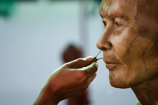 Herramienta de escultura. artesano crea la cabeza del mon budista — Foto de Stock