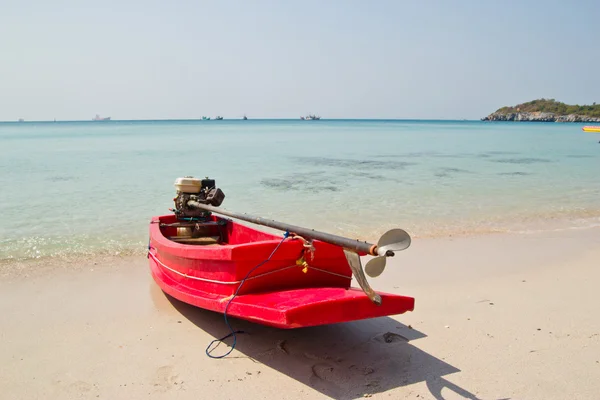 Small boat on beach — Stock Photo, Image