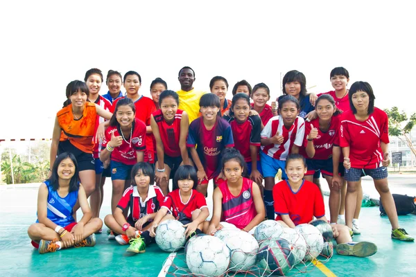 Team fotbollsspelare ungdom kvinna team chonburi gruppbild — Stockfoto