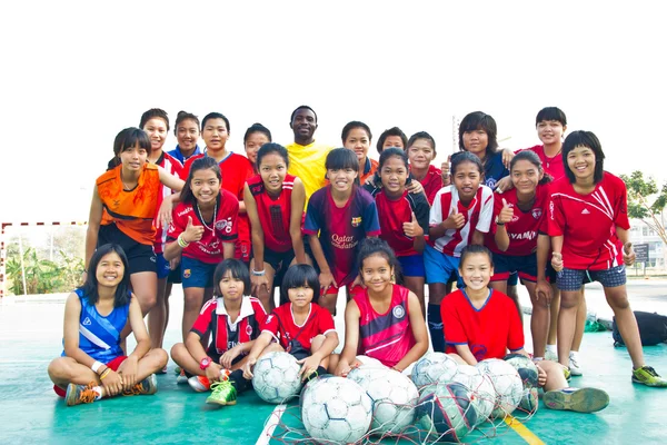Team fotbollsspelare ungdom kvinna team chonburi gruppbild — Stockfoto