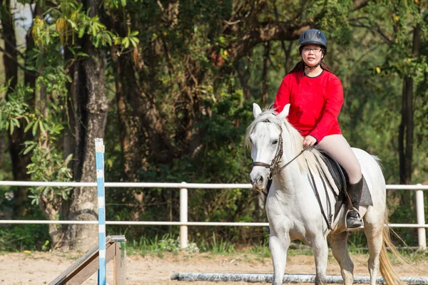 Mulher equitação cavalo — Fotografia de Stock