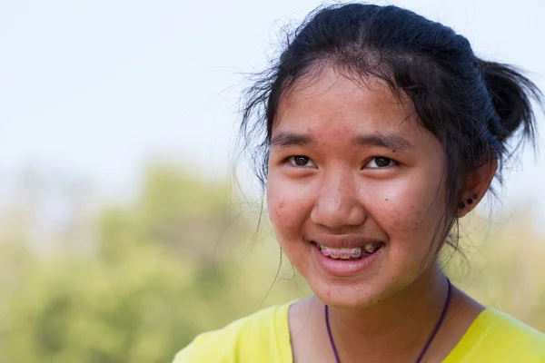 Asiático joven feliz mujer retrato — Foto de Stock