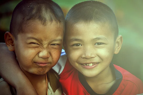 Due piccoli amici che si abbracciano — Foto Stock