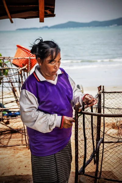 Las mujeres pescadoras tejen una trampa para peces. —  Fotos de Stock