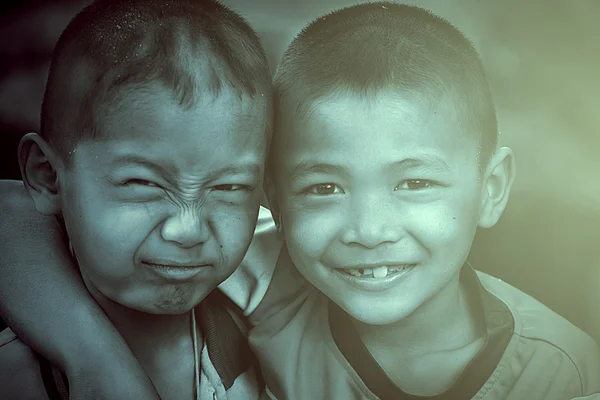 Due piccoli amici che si abbracciano — Foto Stock