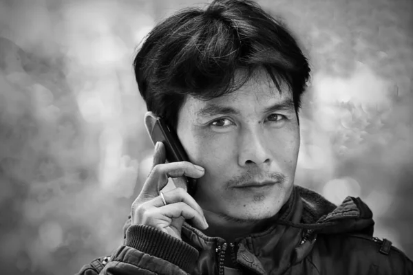 Man talking on the phone and smiling — Stock Photo, Image