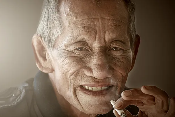 Old man smoking — Stock Photo, Image