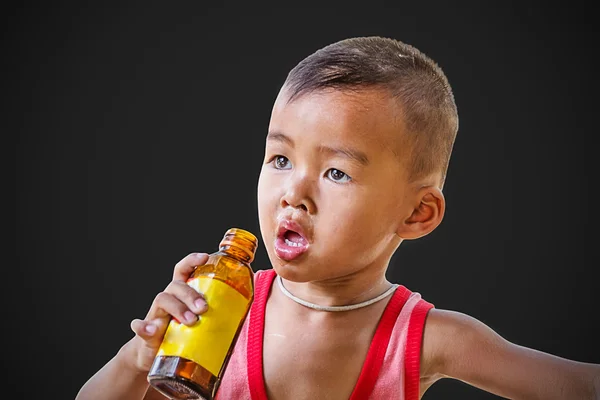 Junge mit Flasche — Stockfoto