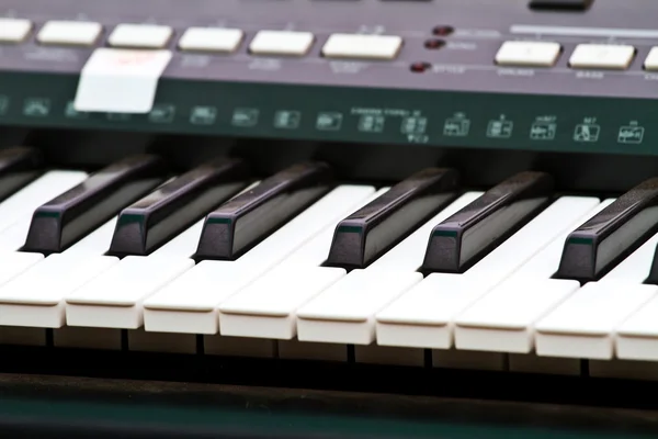 Närbild på piano nyckel, framifrån — Stockfoto