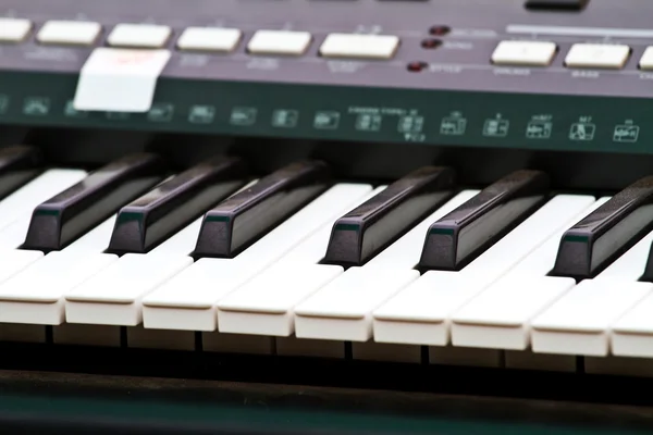 Fechar a tecla de piano, vista frontal — Fotografia de Stock