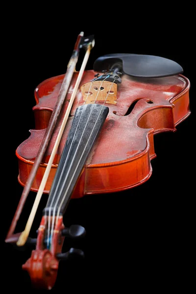 Close up de violino brilhante na mesa de madeira, isolado na parte traseira preta — Fotografia de Stock