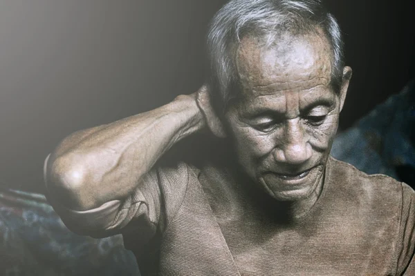 Милый эмоциональный портрет грустного пожилого человека — стоковое фото