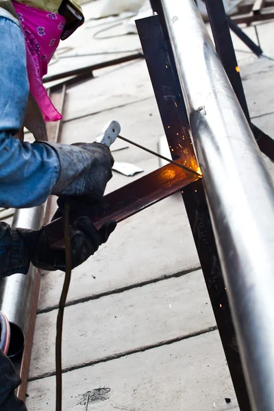 Trabajador haciendo chispas mientras soldadura de acero — Foto de Stock