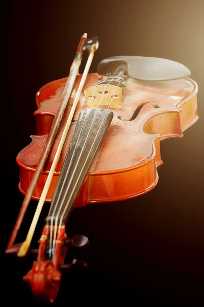 Close up of shiny violin on wooden table, isolated on black back — Stock Photo, Image