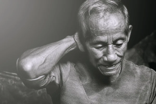 Schönes emotionales Porträt eines traurigen älteren Mannes — Stockfoto