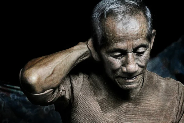 Милый эмоциональный портрет грустного пожилого человека — стоковое фото
