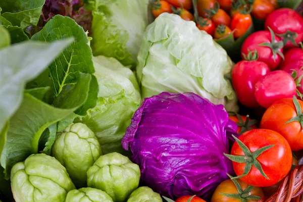 Cesta de verduras frescas —  Fotos de Stock