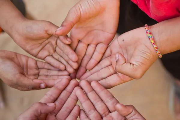 Familia cogida de la mano de cerca —  Fotos de Stock