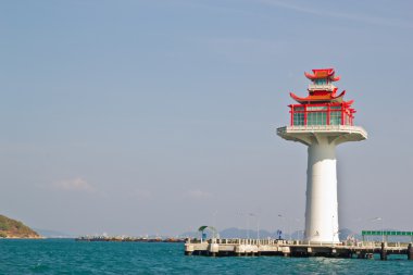 Deniz feneri ile mavi gökyüzü güneşli