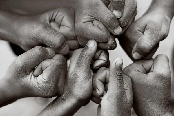 Руки сім'ї крупним планом на осінньому фоні — стокове фото