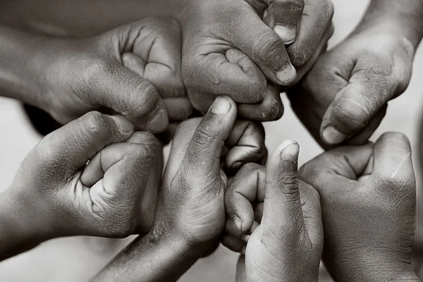 Mains de famille ensemble gros plan sur fond d'automne — Photo