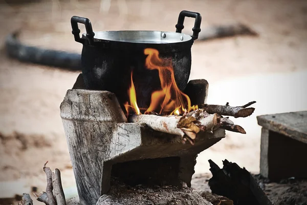 Cozinhe na panela no braseiro de carvão vegetal — Fotografia de Stock