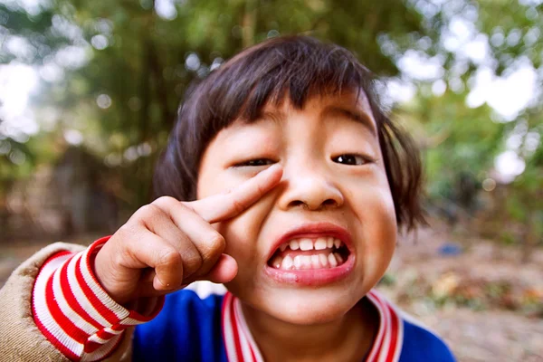 Nahaufnahme von Kinderaugen, die in die Kamera schauen — Stockfoto