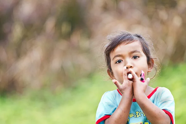 Nahaufnahme von Kinderaugen, die in die Kamera schauen — Stockfoto