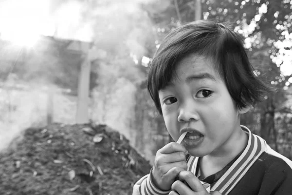 Enfant femelle boire un verre de lait — Photo