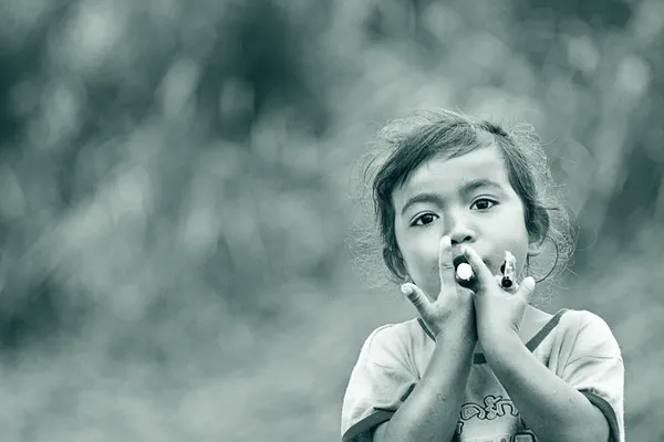 Perto de olhos de criança olhando para a câmera — Fotografia de Stock