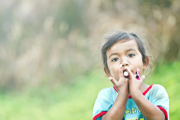 Close up van kind ogen kijken camera — Stockfoto