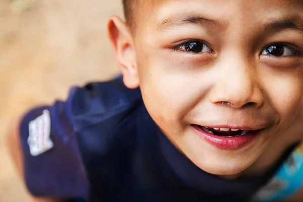 Detail dětské oči při pohledu na fotoaparát — Stock fotografie