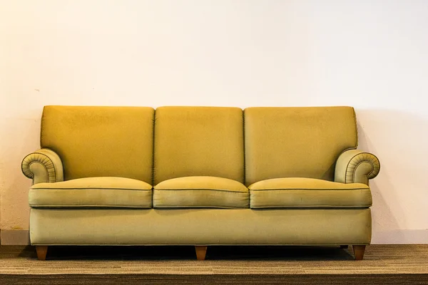 Sofá de couro agradável e luxuoso — Fotografia de Stock