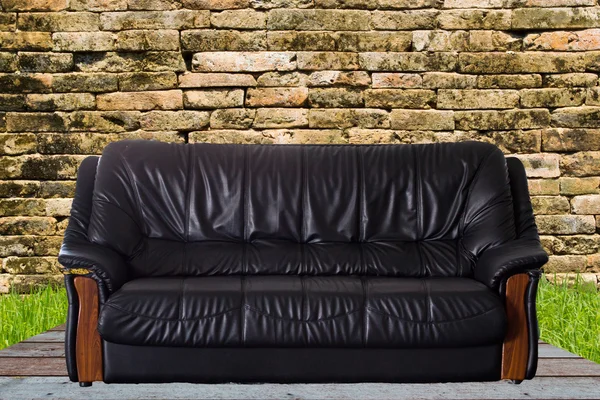 Sofá de couro agradável e luxuoso — Fotografia de Stock
