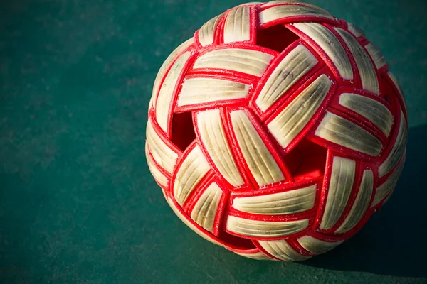 Kunststof sepak takraw bal op de vloer van cement. — Stockfoto