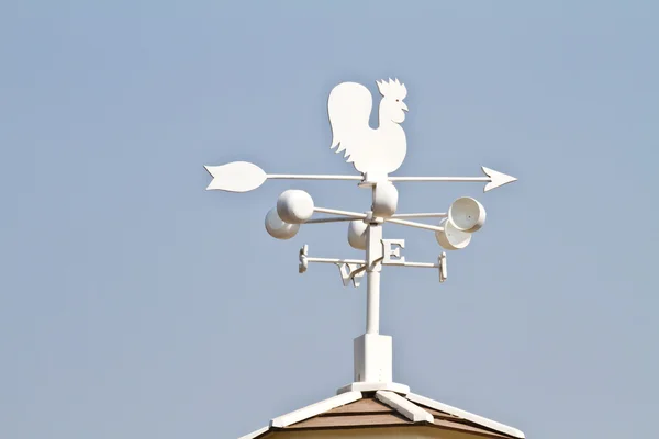 Girouette - cockerel qui réfléchit le soleil contre le noir brillant — Photo