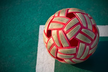 Çimento zemin üzerinde plastik sepak takraw topu.